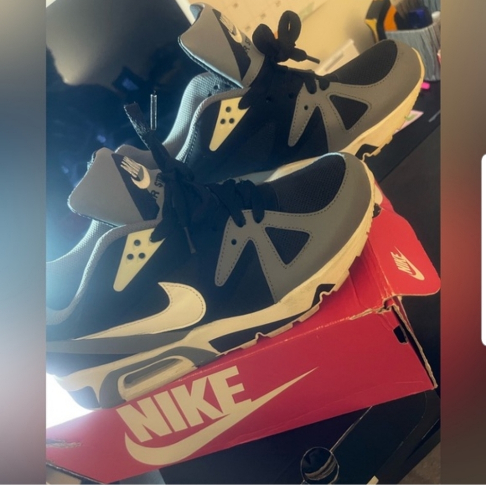 ☆ SOLD ☆ Nike Air Max Structure Black and Gray Sneakers